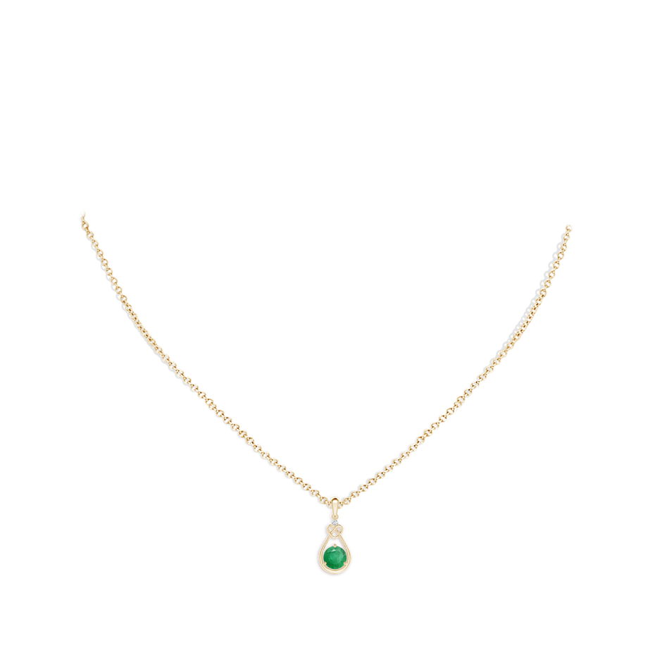 5mm A Emerald Knotted Heart Pendant with Diamond in Yellow Gold pen