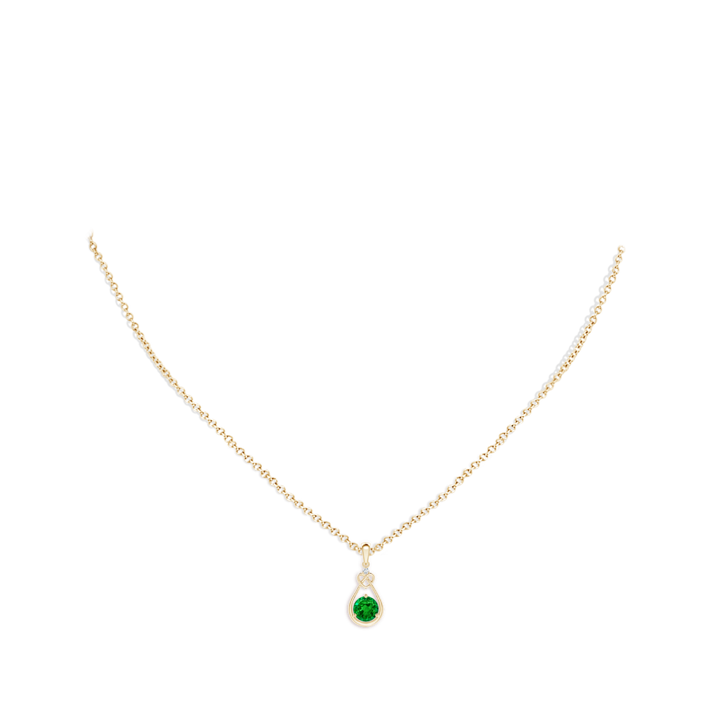 5mm AAAA Emerald Knotted Heart Pendant with Diamond in Yellow Gold pen