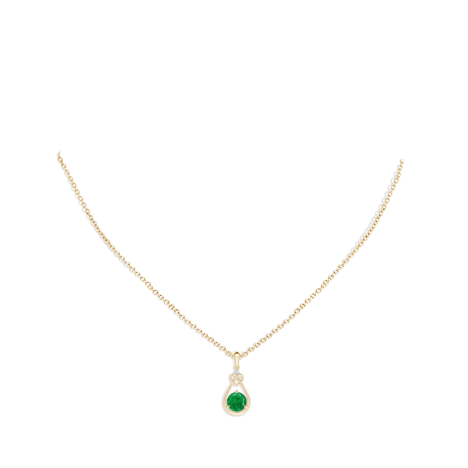 6mm AA Emerald Knotted Heart Pendant with Diamond in Yellow Gold pen