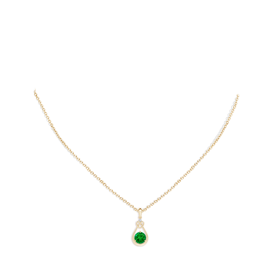 6mm AAAA Emerald Knotted Heart Pendant with Diamond in Yellow Gold pen