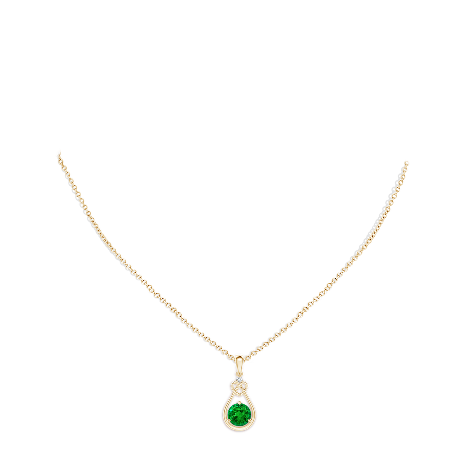 7mm AAAA Emerald Knotted Heart Pendant with Diamond in Yellow Gold pen