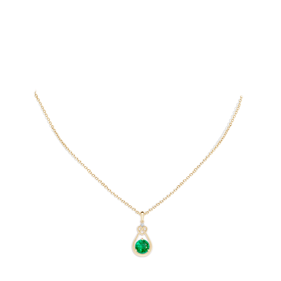 8mm AAA Emerald Knotted Heart Pendant with Diamond in Yellow Gold pen