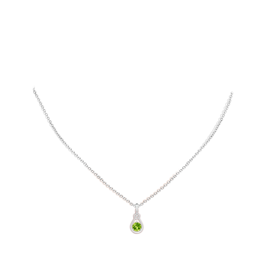 5mm AAA Peridot Knotted Heart Pendant with Diamond in White Gold body-neck