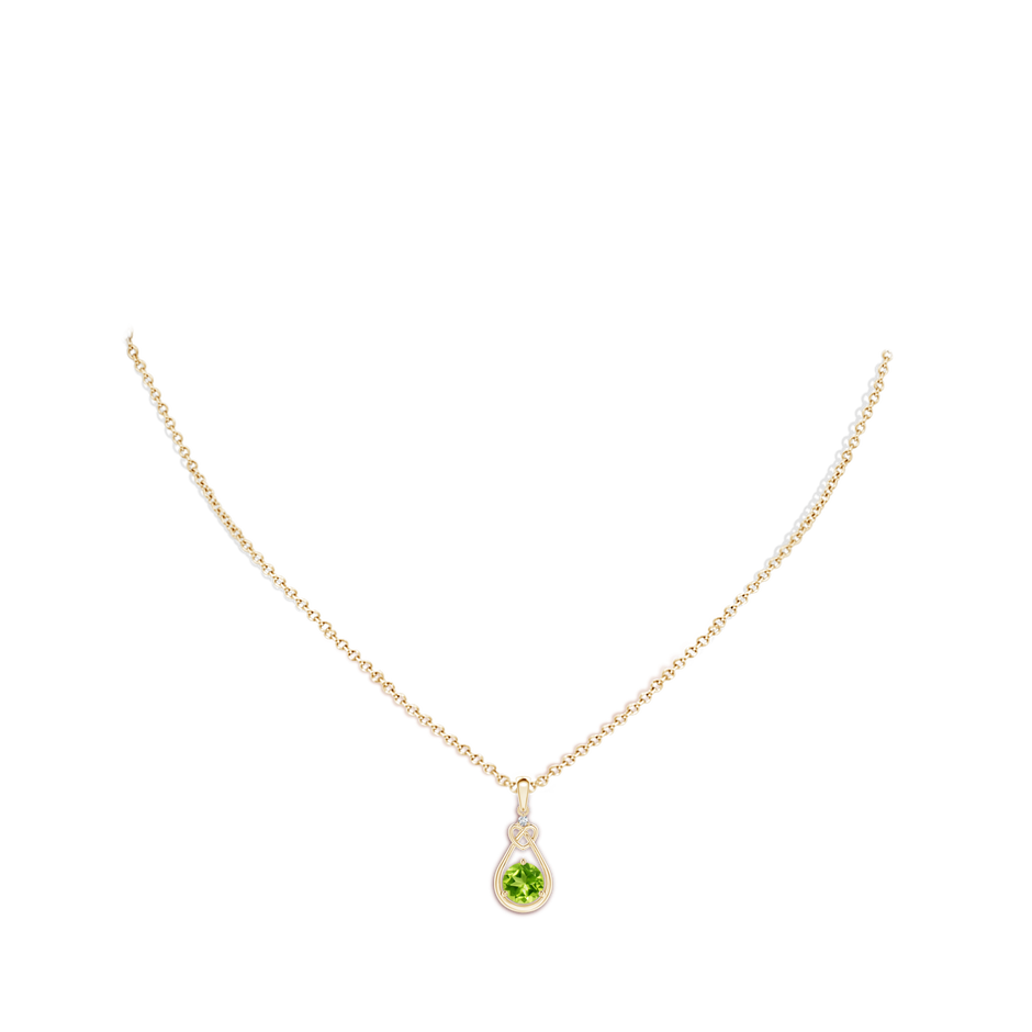 6mm AAA Peridot Knotted Heart Pendant with Diamond in Yellow Gold body-neck