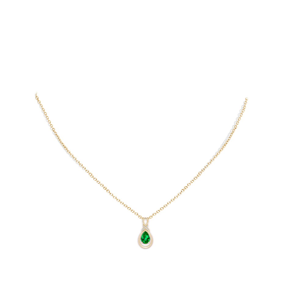 7x5mm AAAA Emerald Infinity Pendant with Diamond 'X' Motif in Yellow Gold pen