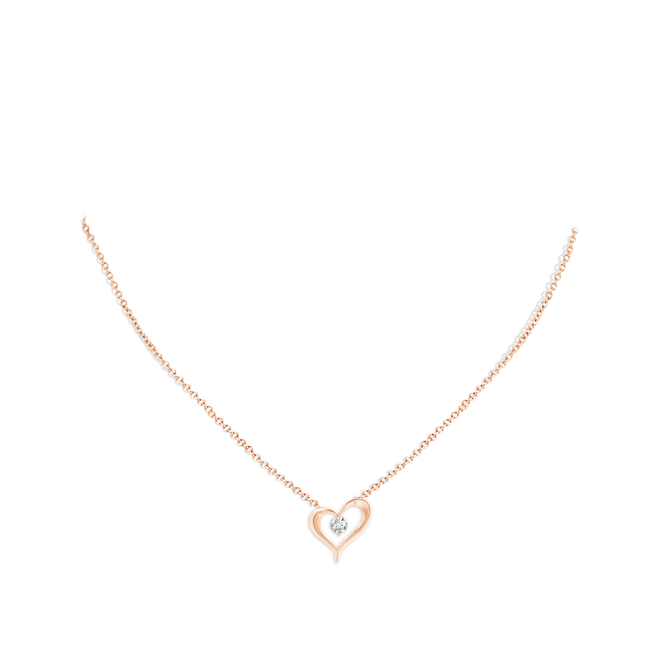 3mm GVS2 Solitaire Diamond Ribbon Heart Pendant in Rose Gold pen