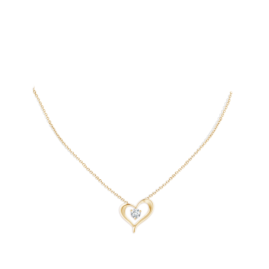 5.1mm GVS2 Solitaire Diamond Ribbon Heart Pendant in 18K Yellow Gold pen