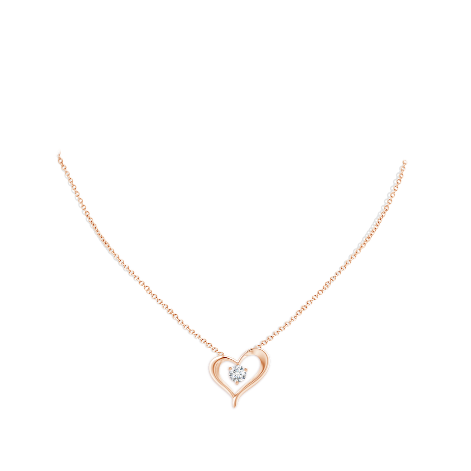 5.1mm GVS2 Solitaire Diamond Ribbon Heart Pendant in Rose Gold pen