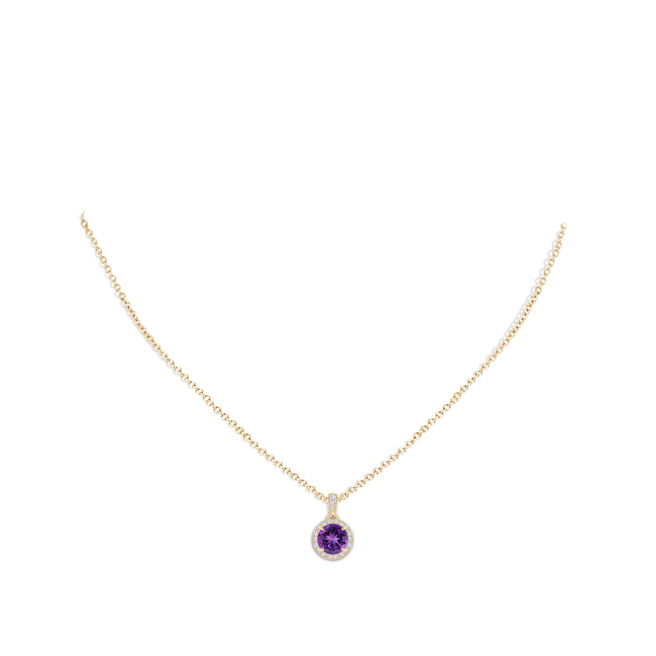 7mm AAAA Claw-Set Round Amethyst Pendant with Diamond Halo in Yellow Gold pen