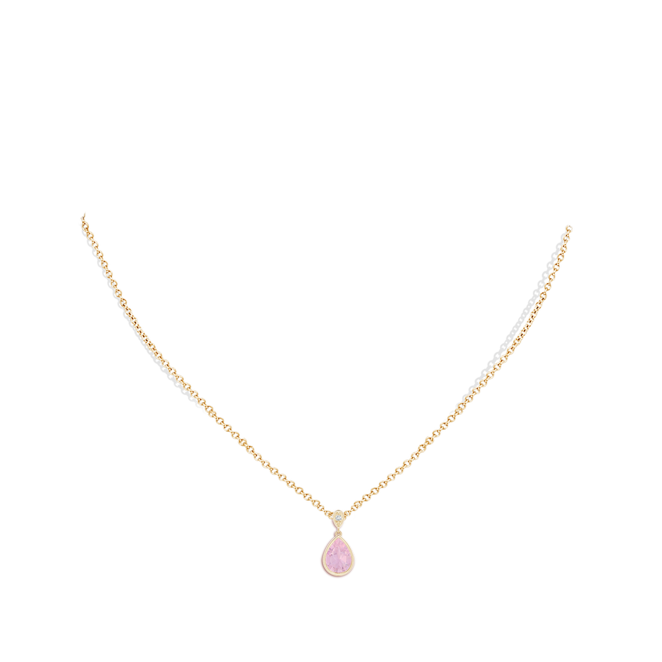 8x6mm AAAA Bezel-Set Rose Quartz Teardrop Pendant with Diamond in Yellow Gold pen