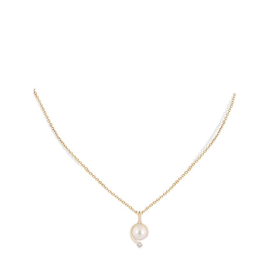 8mm AAAA Freshwater Pearl and Diamond Swirl Pendant in Yellow Gold pen