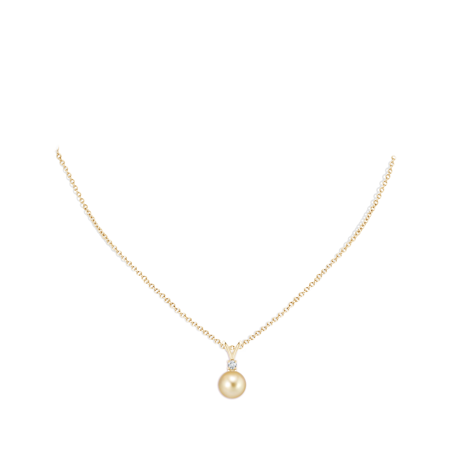 9mm AAAA Golden South Sea Pearl V-Bale Pendant in Yellow Gold pen