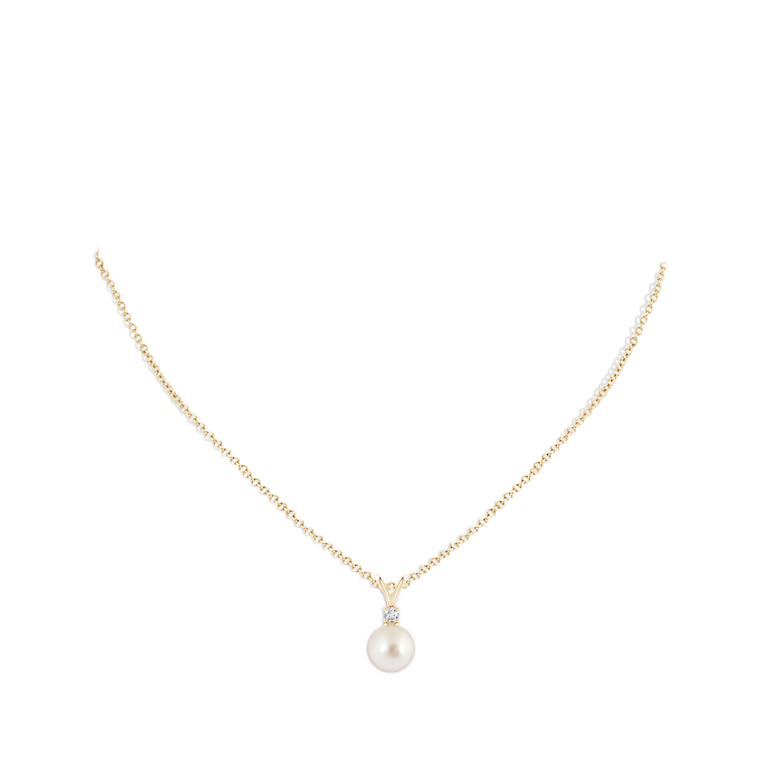 9mm AAAA South Sea Pearl V-Bale Pendant in Yellow Gold - body_neck