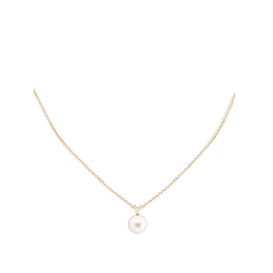 10mm AAA Freshwater Pearl Solitaire V-Bale Pendant in Yellow Gold body-neck