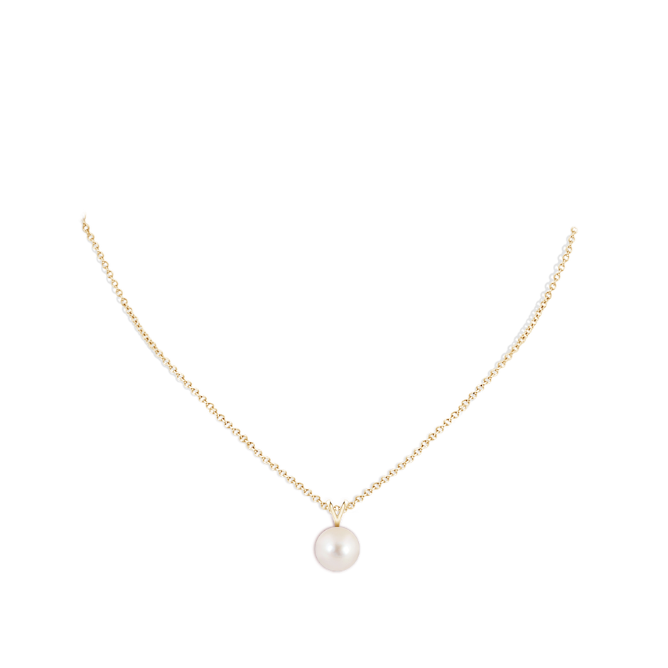 10mm AAAA Freshwater Pearl Solitaire V-Bale Pendant in Yellow Gold body-neck