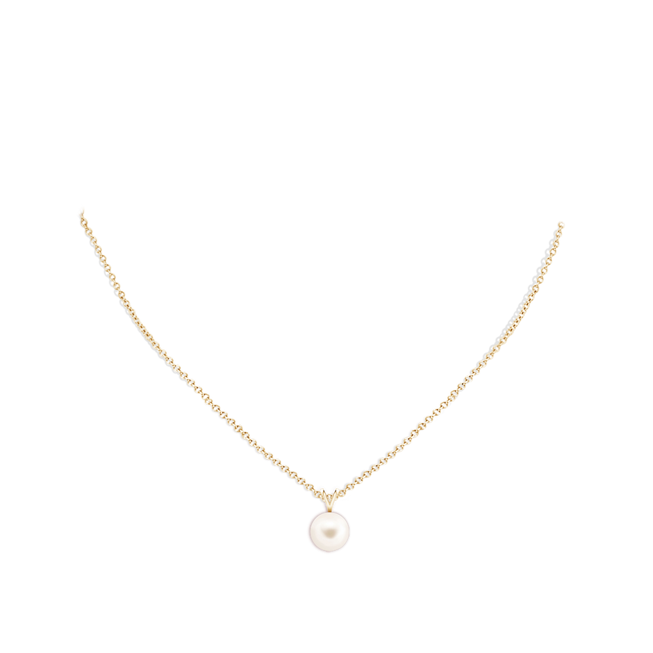 9mm AAA Freshwater Pearl Solitaire V-Bale Pendant in Yellow Gold body-neck