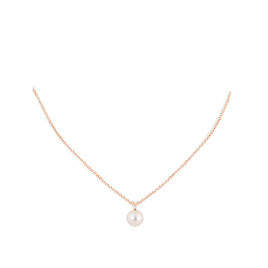 9mm AAAA Freshwater Pearl Solitaire V-Bale Pendant in Rose Gold body-neck