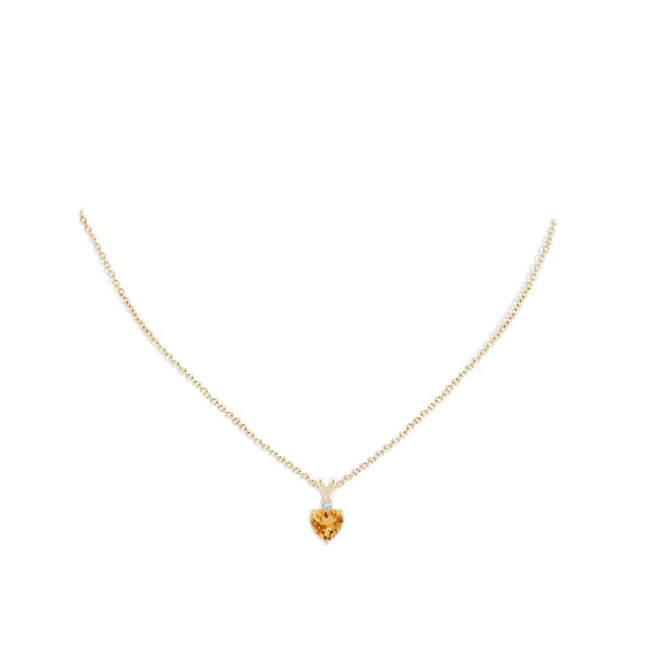 7mm A Heart-Shaped Citrine V-Bale Pendant with Diamond in Yellow Gold pen