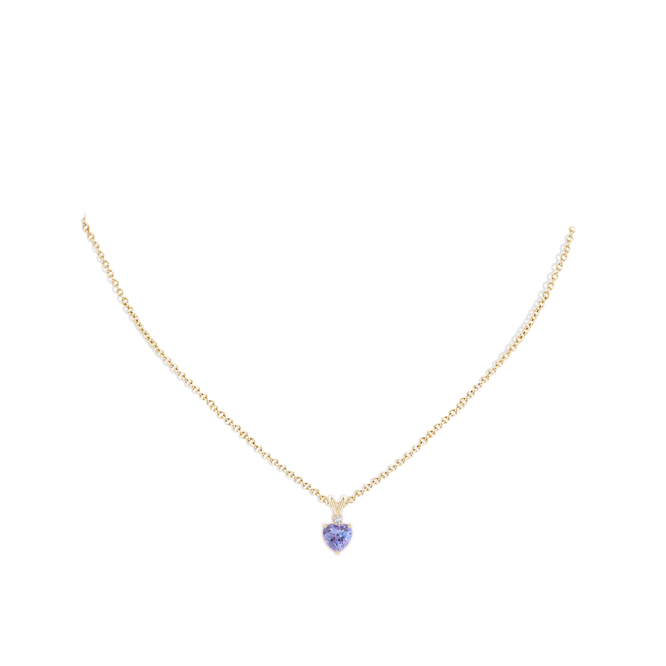 6mm A Heart-Shaped Tanzanite V-Bale Pendant with Diamond in Yellow Gold pen
