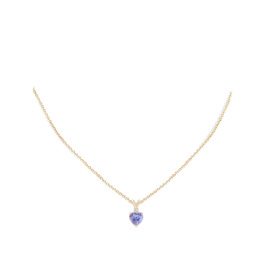 7mm A Heart-Shaped Tanzanite V-Bale Pendant with Diamond in Yellow Gold pen