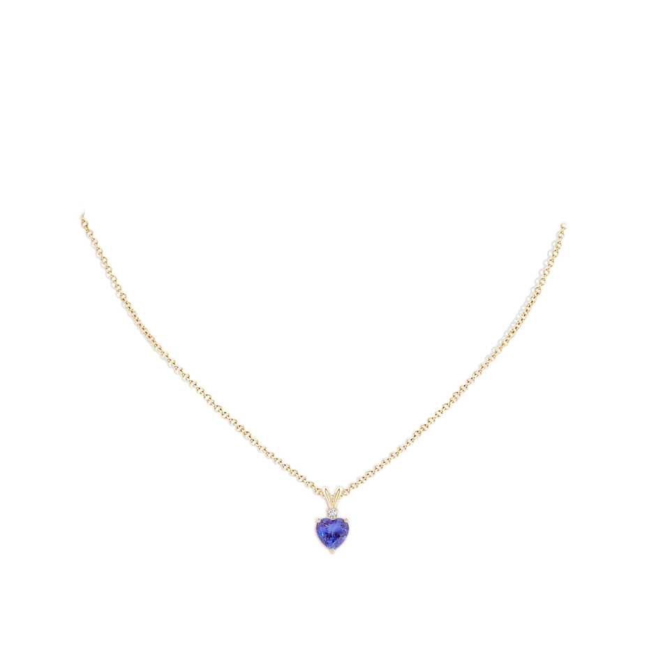 7mm AA Heart-Shaped Tanzanite V-Bale Pendant with Diamond in Yellow Gold pen