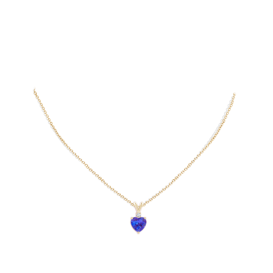 8mm AAA Heart-Shaped Tanzanite V-Bale Pendant with Diamond in 18K Yellow Gold pen