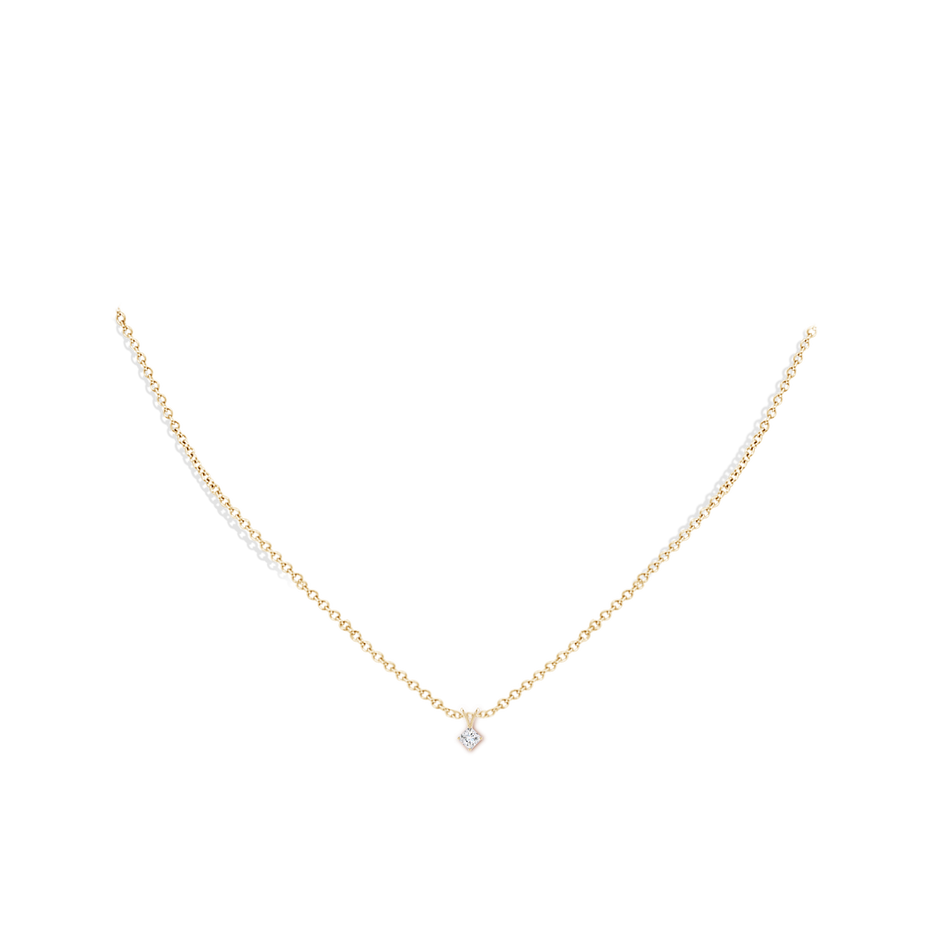 3.5mm GVS2 Prong-Set Princess-Cut Diamond Solitaire V-Bale Pendant in Yellow Gold pen
