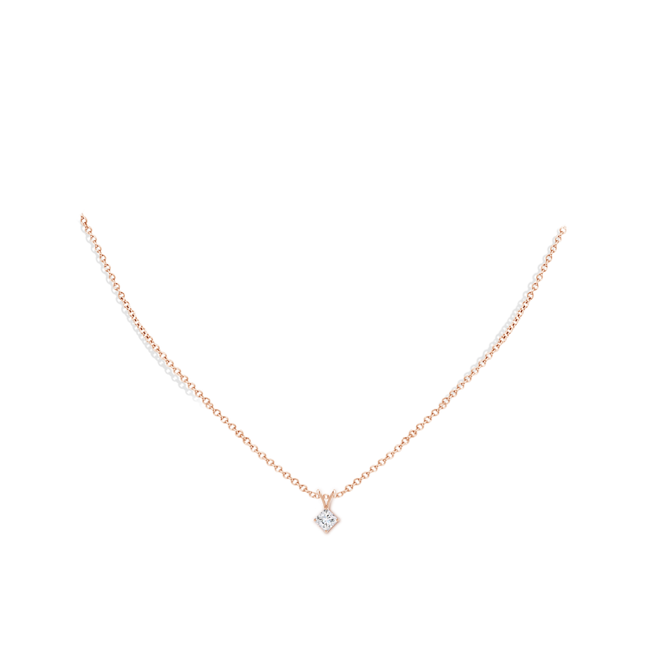 5.1mm GVS2 Prong-Set Princess-Cut Diamond Solitaire V-Bale Pendant in Rose Gold pen
