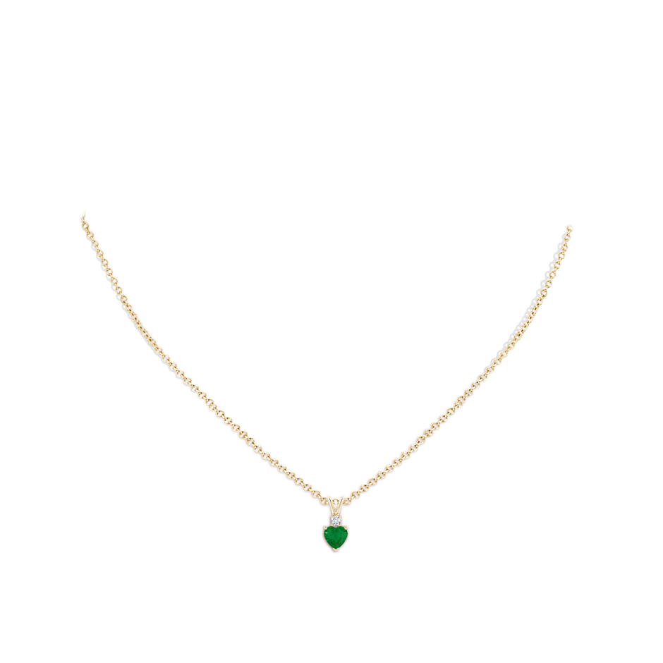 5mm A Heart-Shaped Emerald Rabbit Ear Bale Pendant in Yellow Gold body-neck