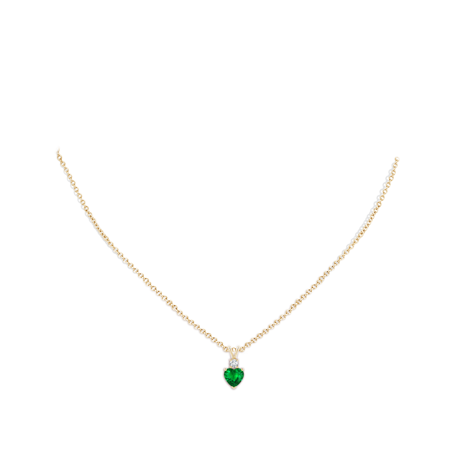 6mm AAAA Heart-Shaped Emerald Rabbit Ear Bale Pendant in Yellow Gold body-neck