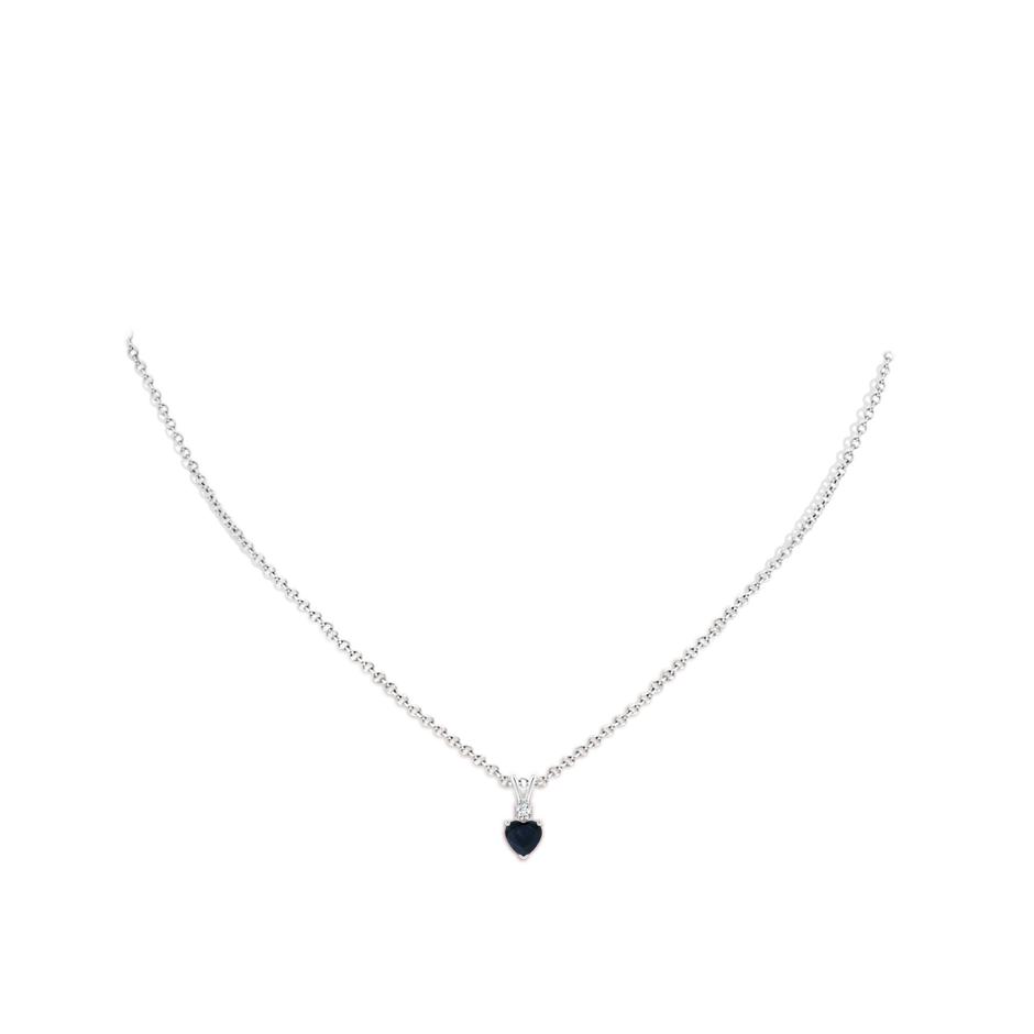 5mm A Heart-Shaped Sapphire Rabbit Ear Bale Pendant in P950 Platinum body-neck