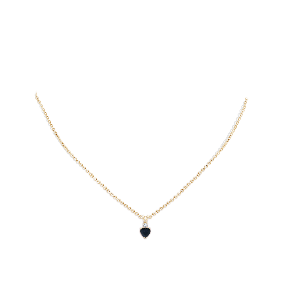 5mm A Heart-Shaped Sapphire Rabbit Ear Bale Pendant in Yellow Gold body-neck