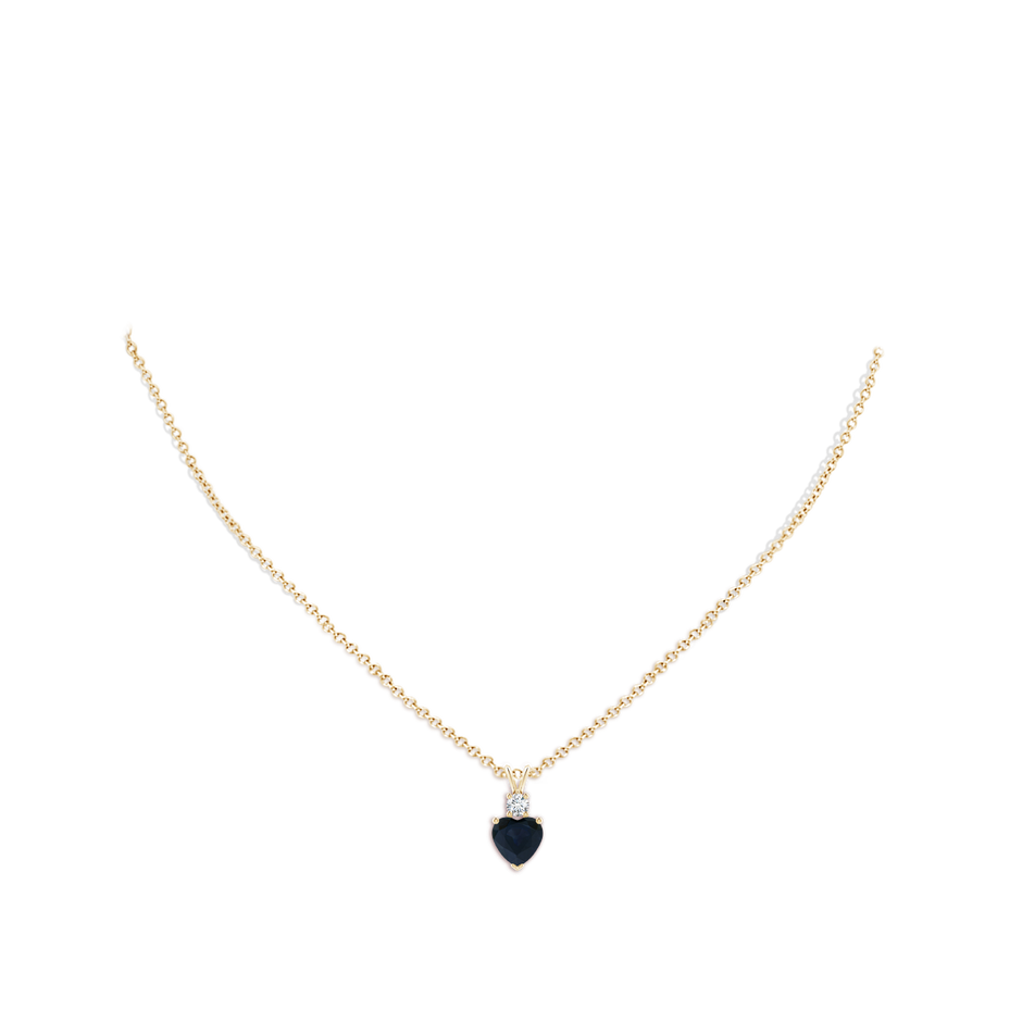 7mm A Heart-Shaped Sapphire Rabbit Ear Bale Pendant in Yellow Gold body-neck