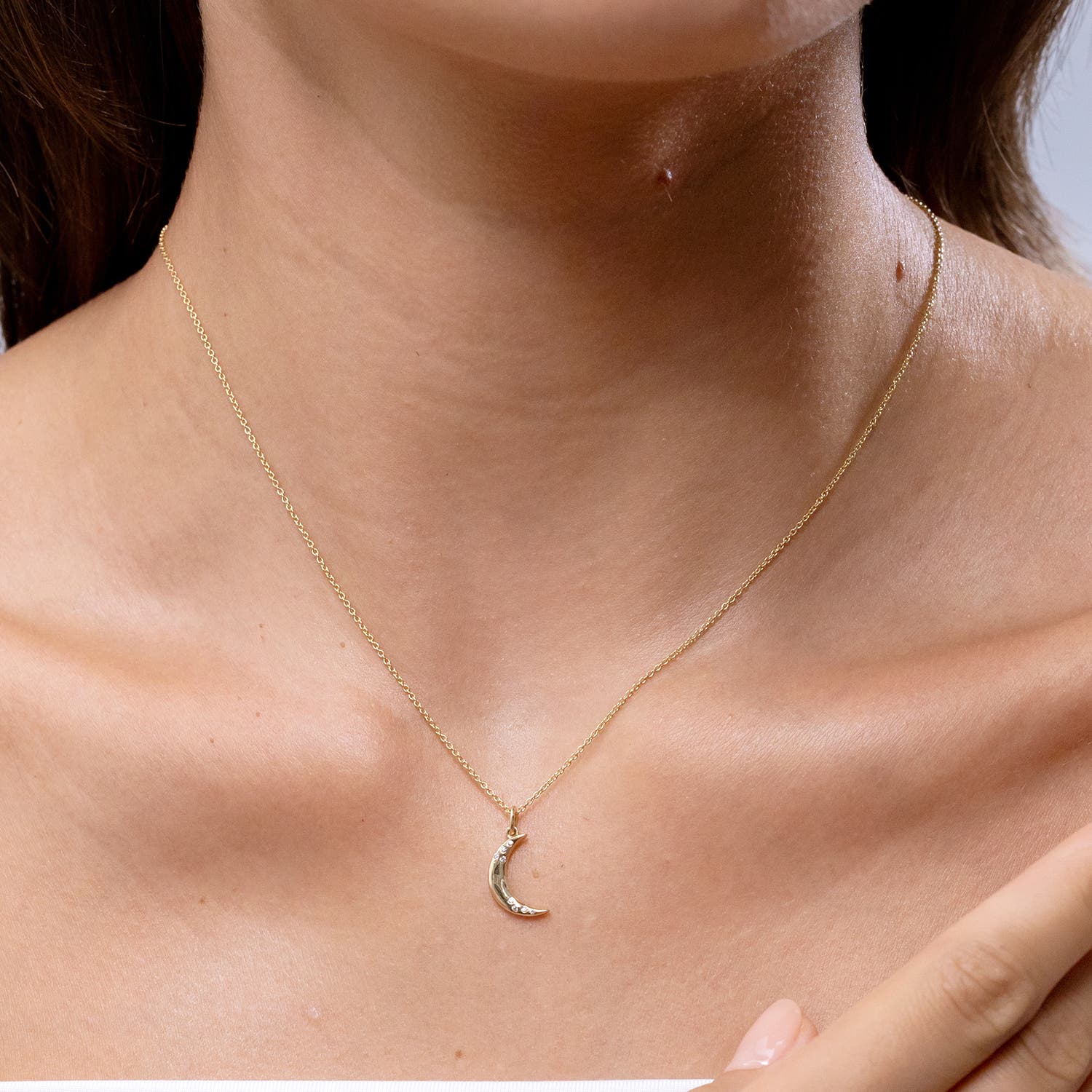 その他 crescent moon See the crescent moon take flight with Venus in the predawn sky on