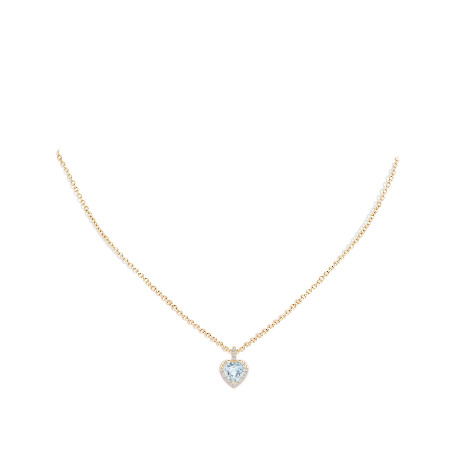 7mm A Heart-Shaped Aquamarine Halo Pendant in Yellow Gold pen