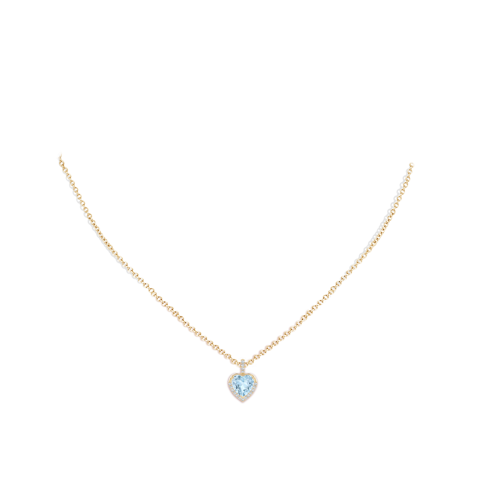 7mm AA Heart-Shaped Aquamarine Halo Pendant in Yellow Gold pen