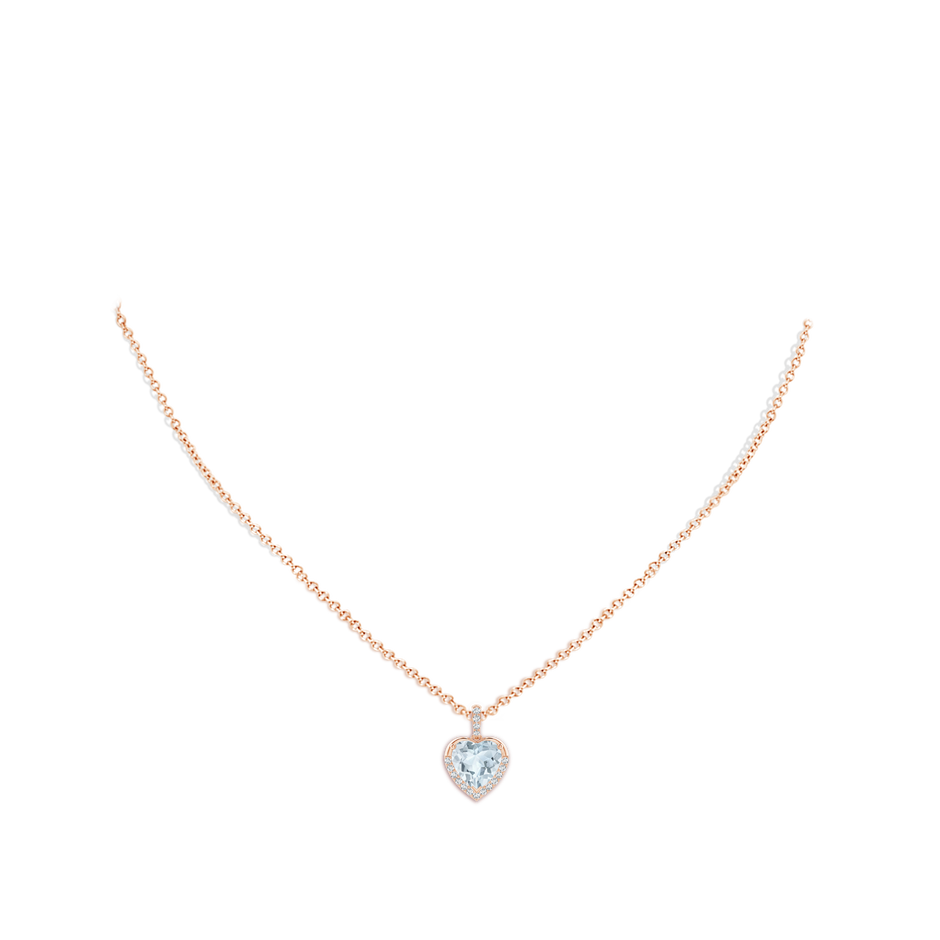 8mm A Heart-Shaped Aquamarine Halo Pendant in Rose Gold pen