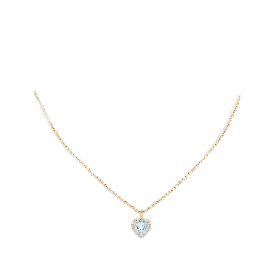 8mm A Heart-Shaped Aquamarine Halo Pendant in Yellow Gold pen