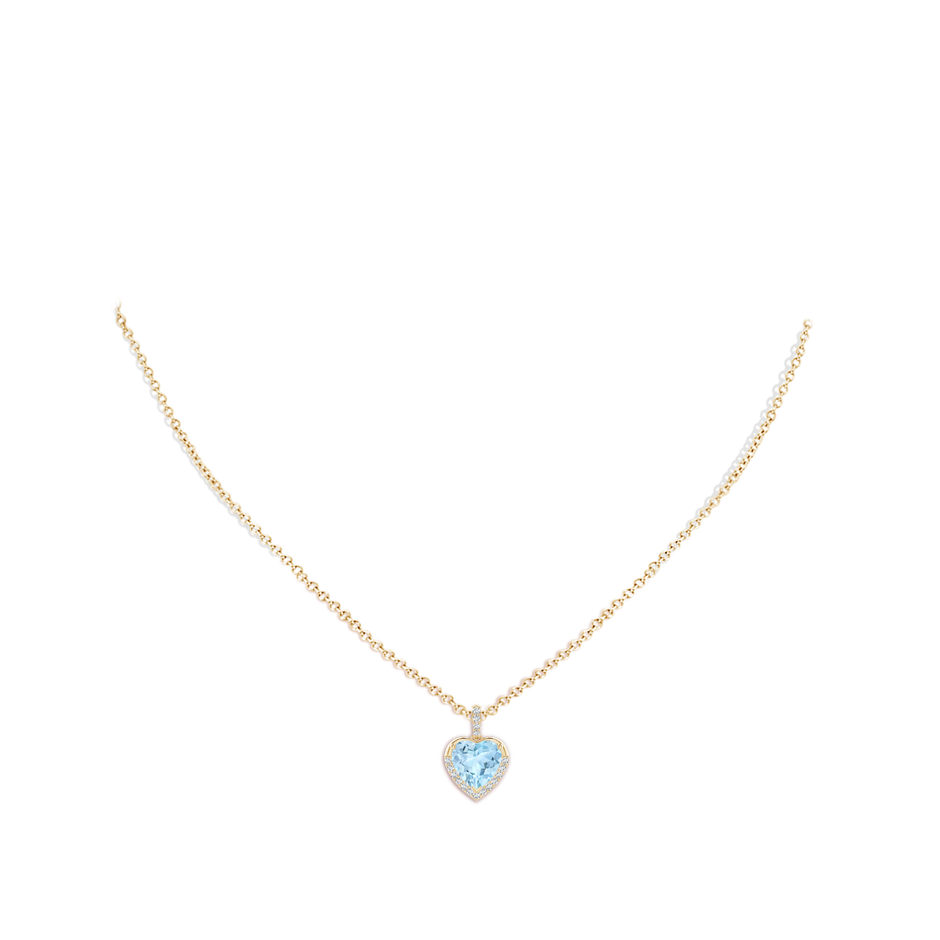 8mm AAA Heart-Shaped Aquamarine Halo Pendant in Yellow Gold pen