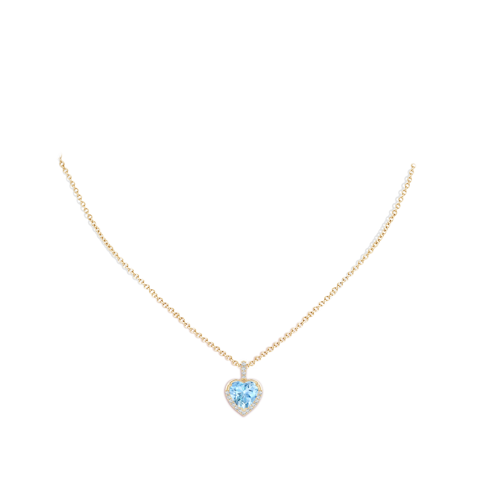 9mm AAAA Heart-Shaped Aquamarine Halo Pendant in Yellow Gold pen