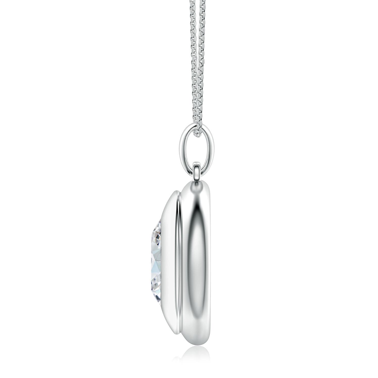 12x10mm GVS2 Oval Diamond Men�s Medallion Pendant With Chain in White Gold - side 1