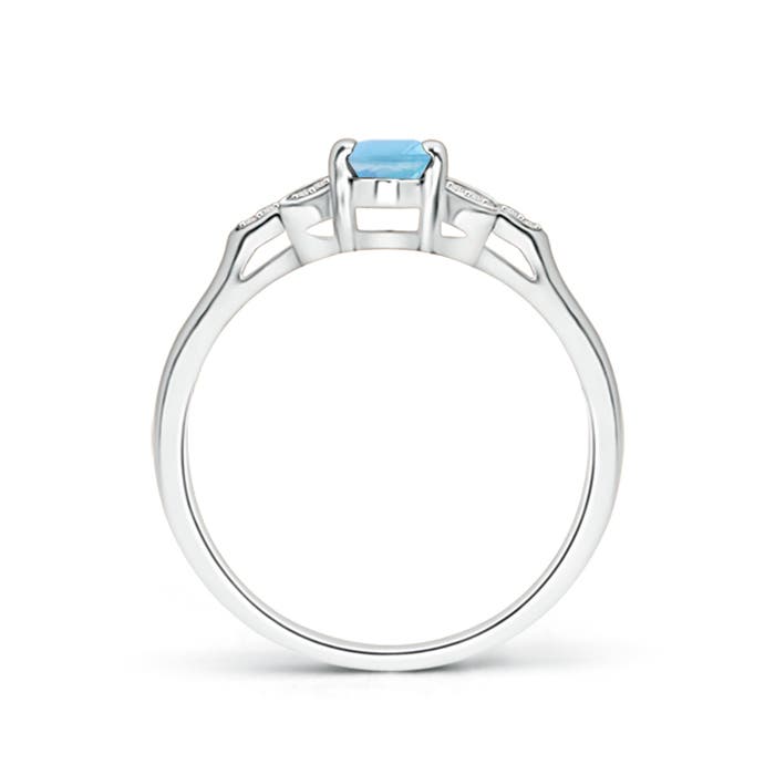 A - Swiss Blue Topaz / 0.6 CT / 14 KT White Gold