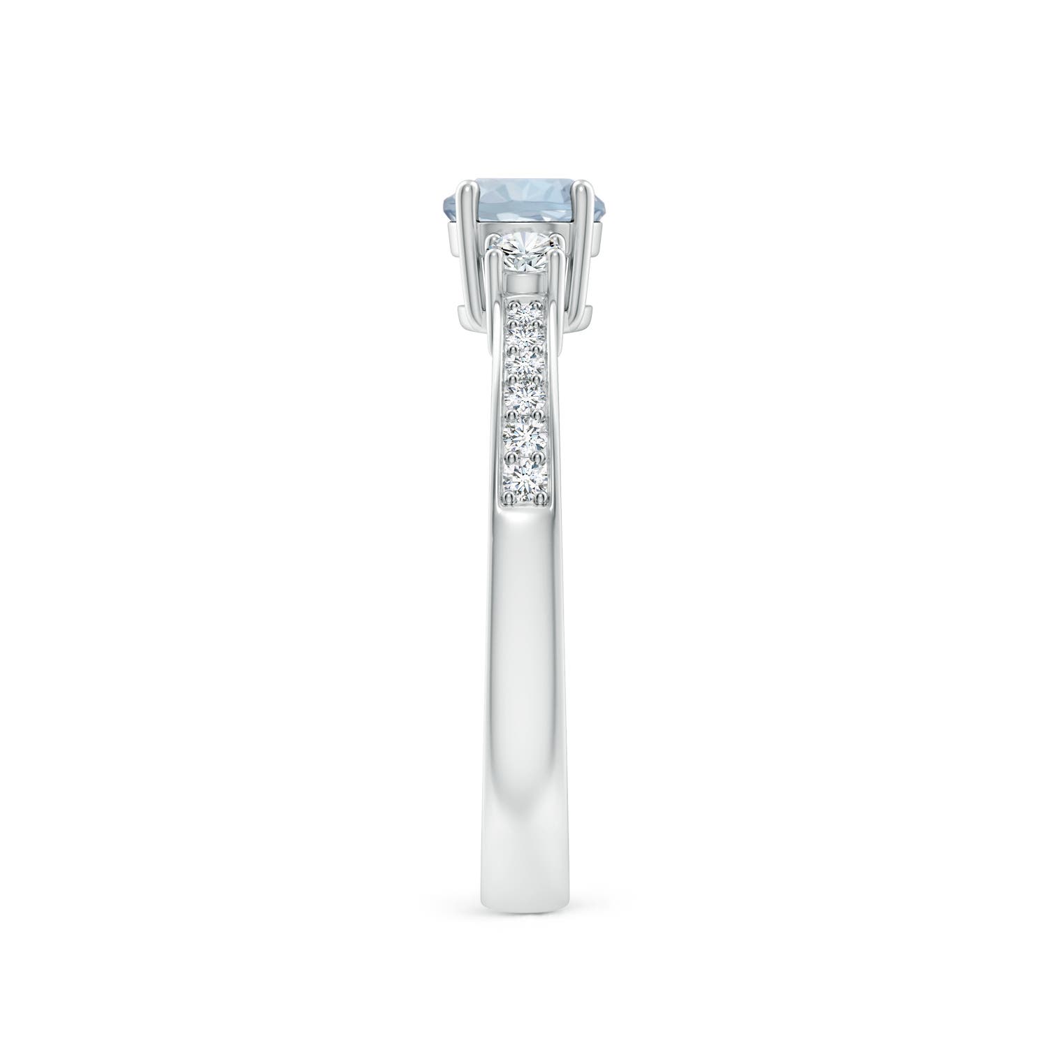 A - Aquamarine / 0.61 CT / 14 KT White Gold