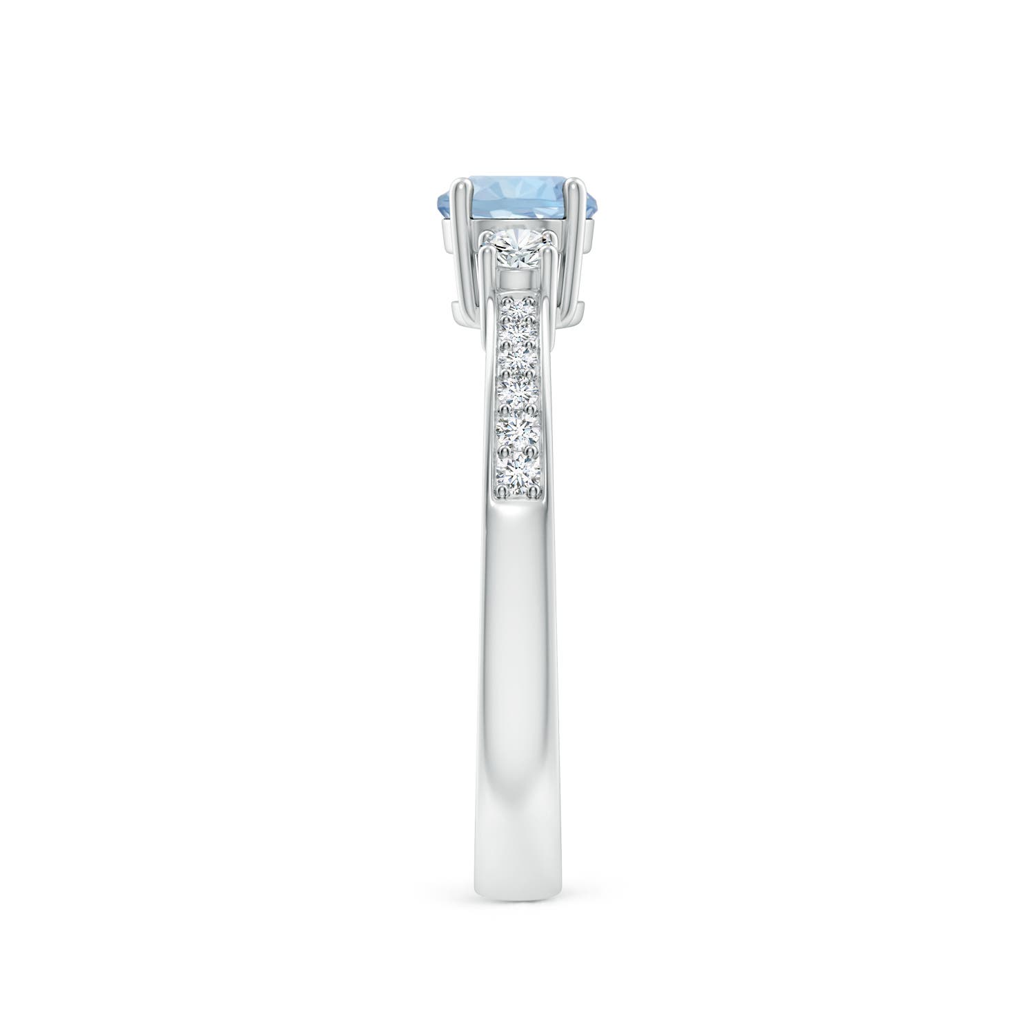 AA - Aquamarine / 0.61 CT / 14 KT White Gold