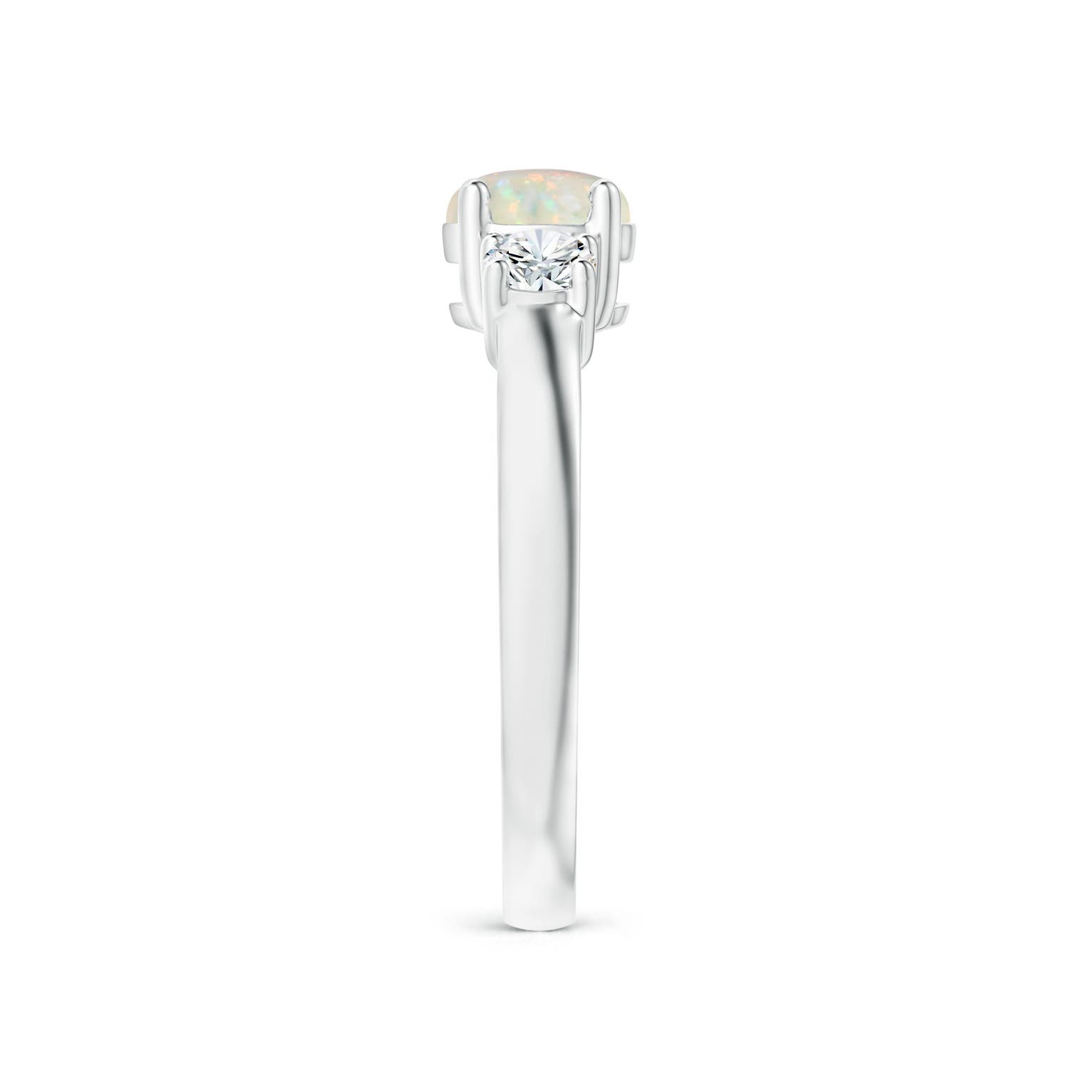 AAA - Opal / 0.82 CT / 14 KT White Gold