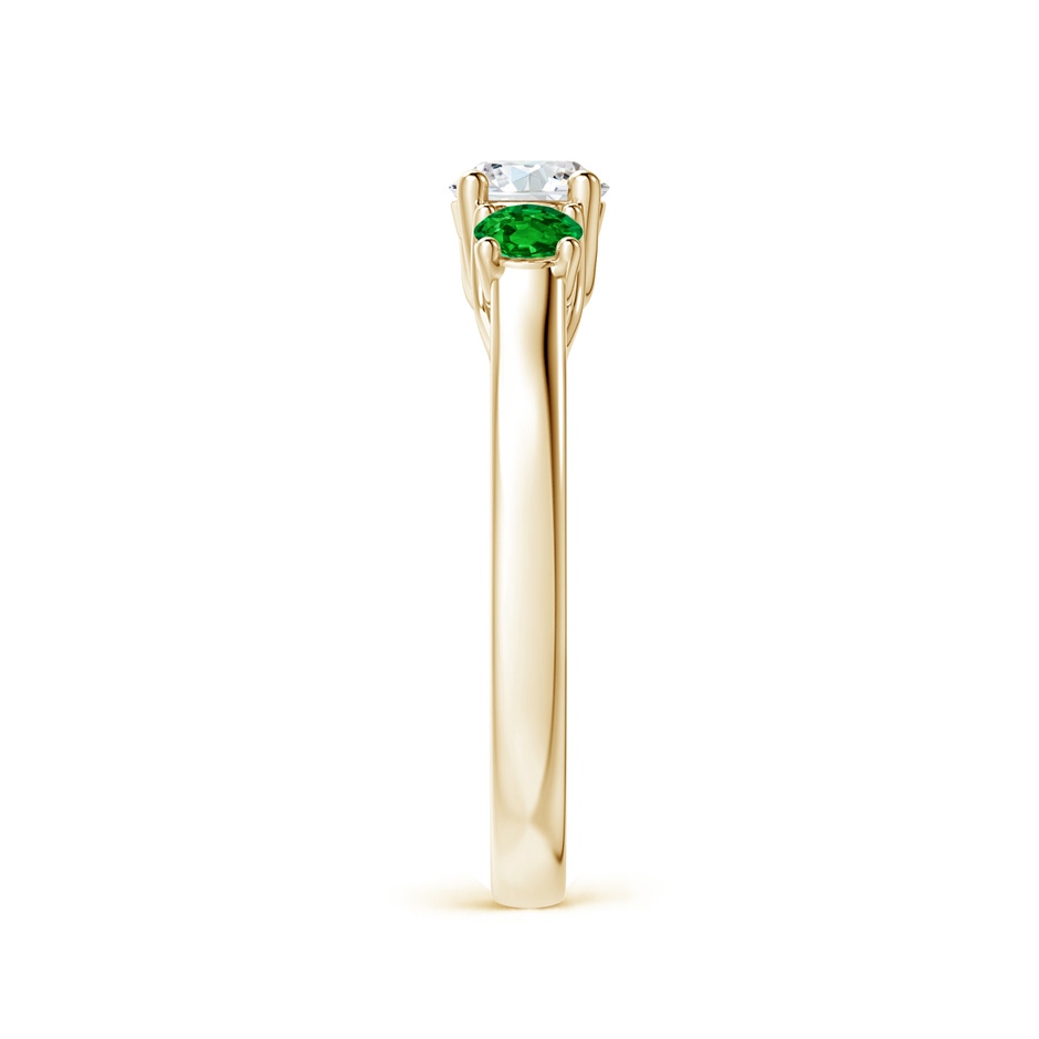 5mm GVS2 Classic Round Diamond and Emerald Three Stone Ring in Yellow Gold side-2