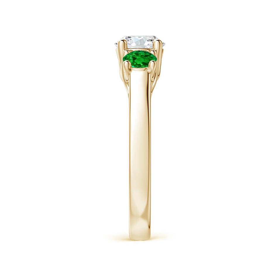 6mm GVS2 Classic Round Diamond and Emerald Three Stone Ring in Yellow Gold side-2