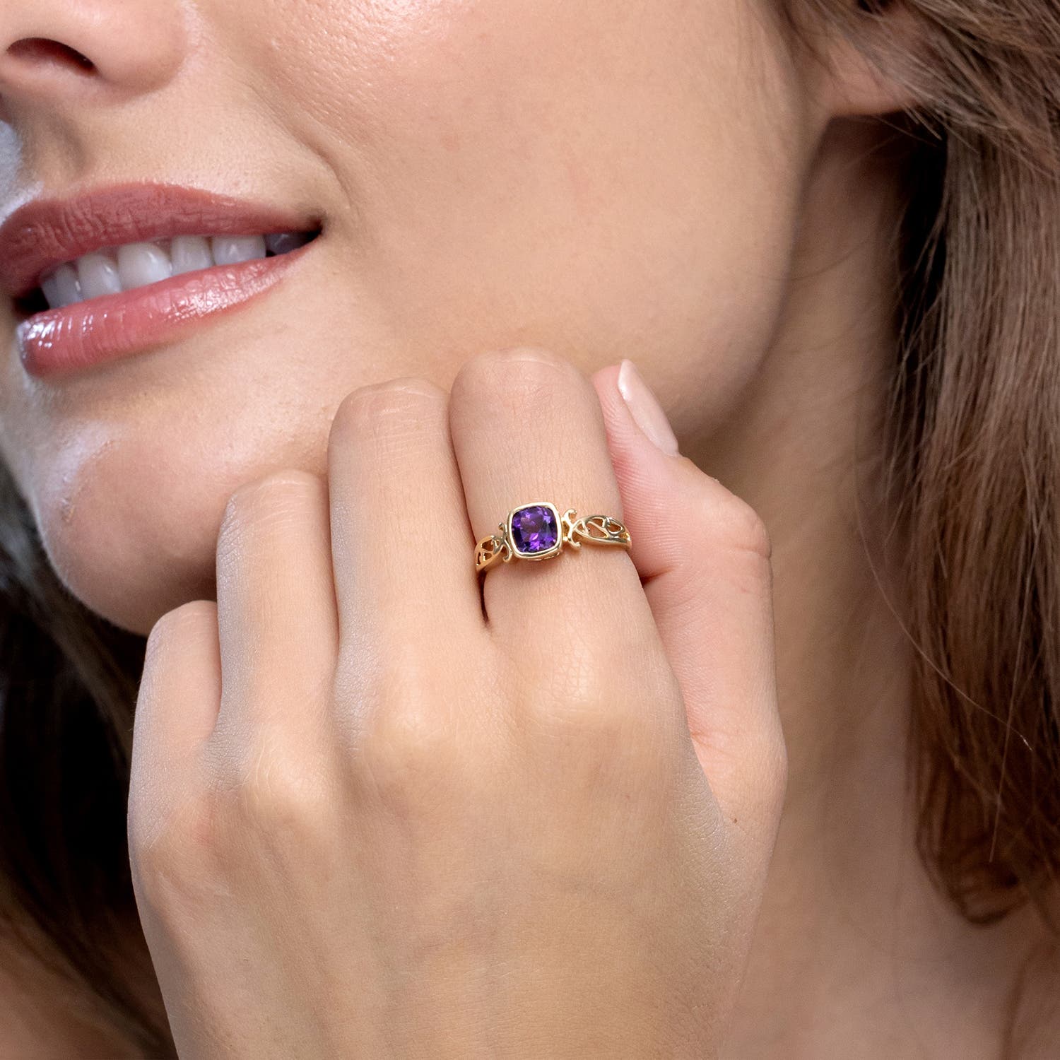 Angara Natural Vintage Style Cushion Amethyst Solitaire Ring in 14K Gold (6MM) - Bild 13 von 40