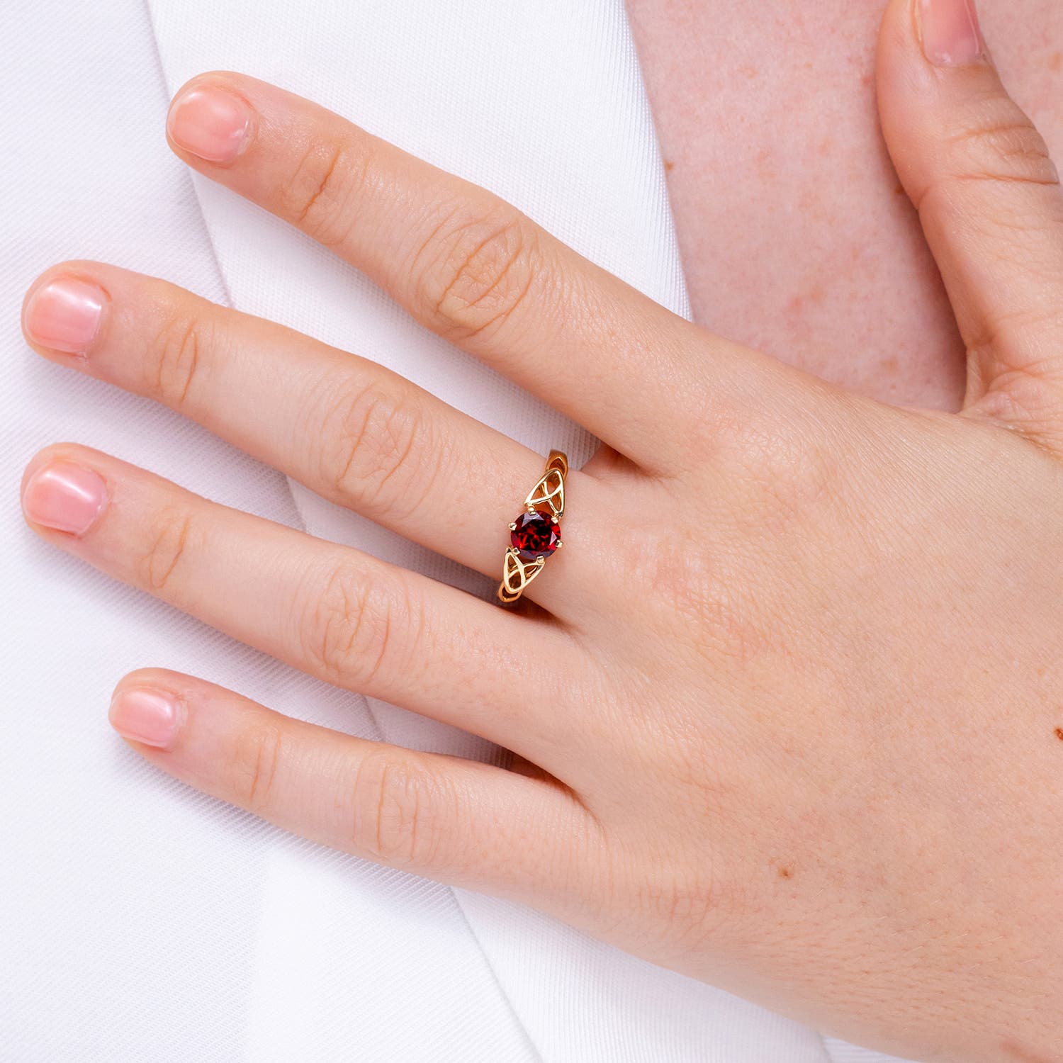 A - Garnet / 0.6 CT / 14 KT Yellow Gold