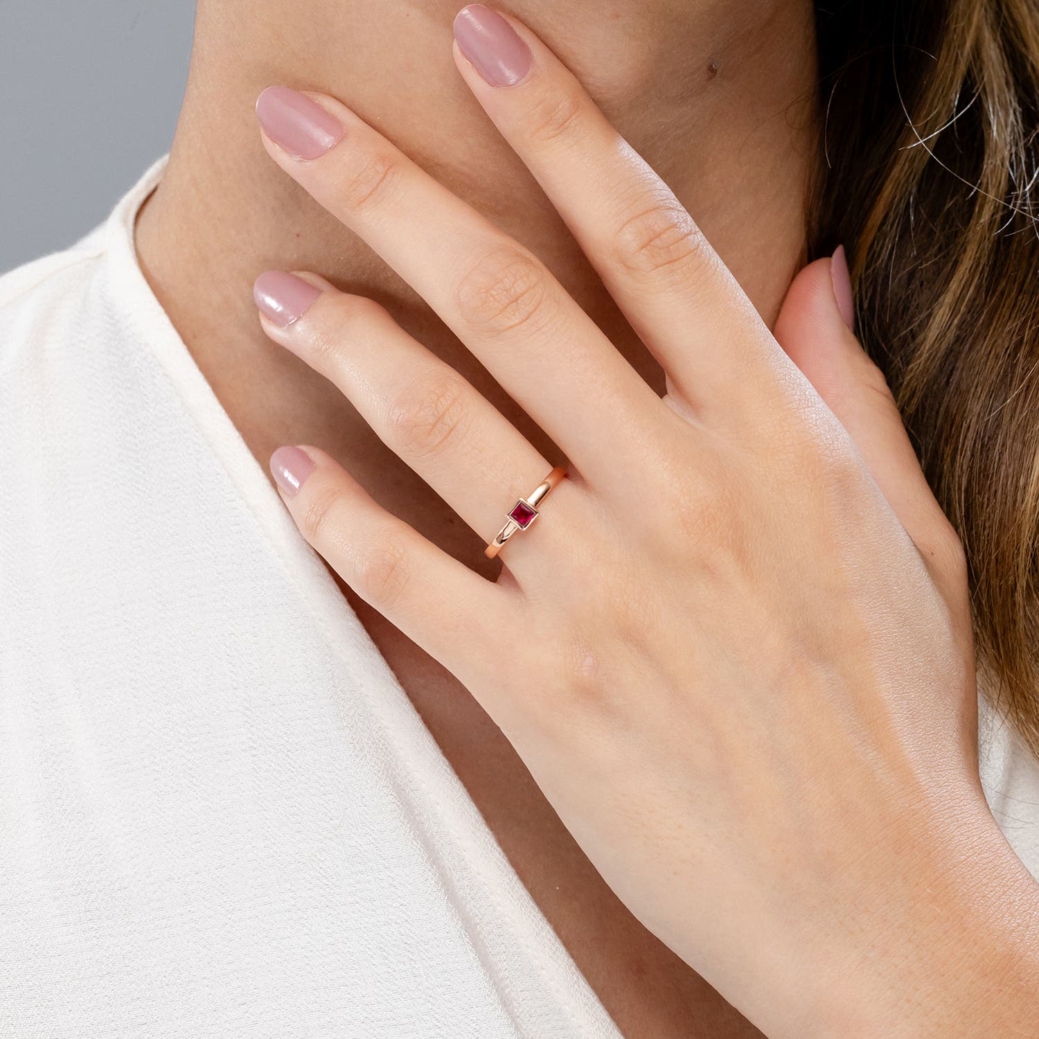 アクセサリー Rubi Bezel-Set Solitaire Square Ruby Stackable Ring